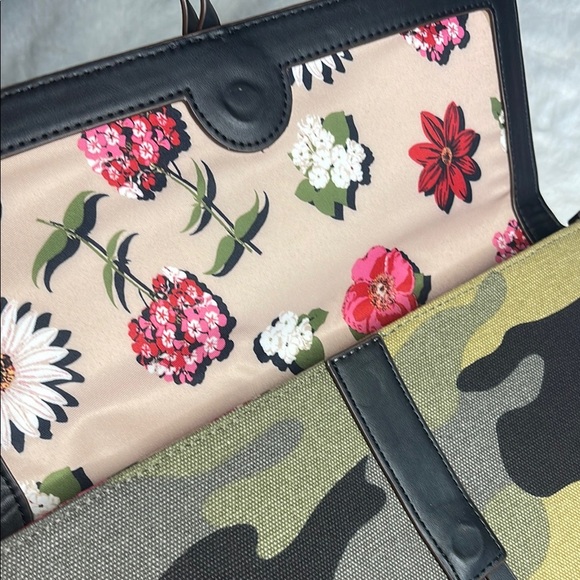 Stella and Dot- Camouflage Clutch with floral lining - Picture 6 of 12